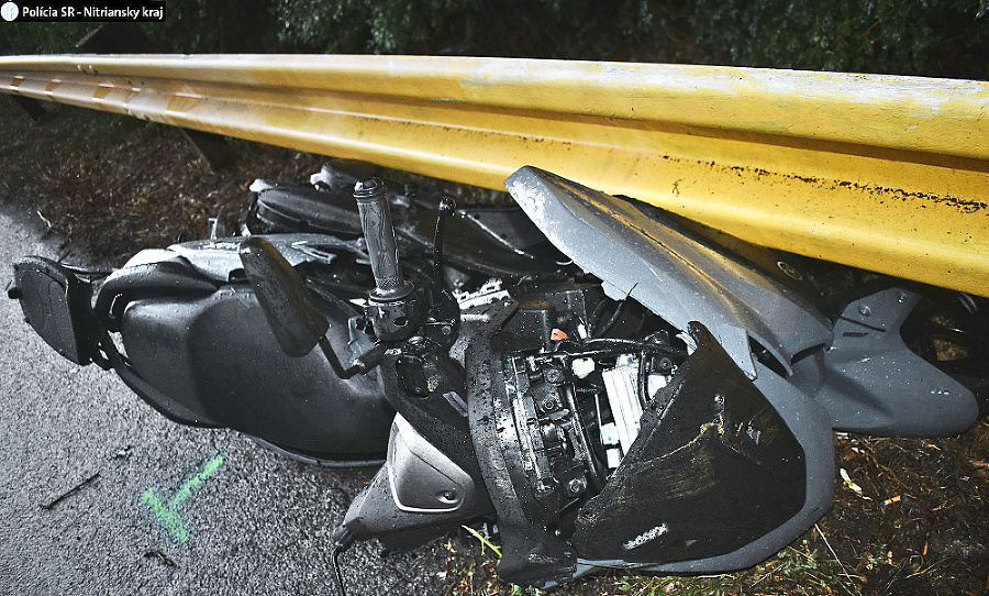 Do bývalého moderátora, ktorý išiel na motorke, nabúral vodič s autom.