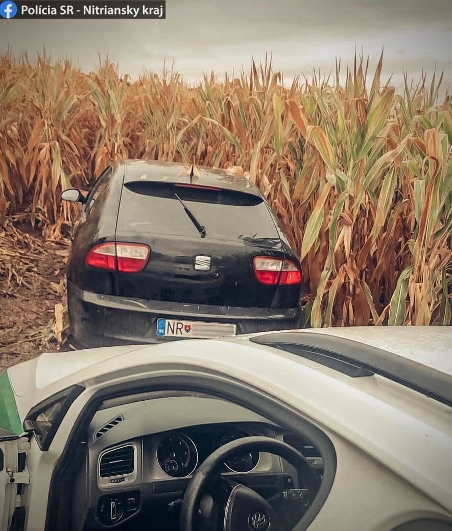 Unikajúce auto zastavila až streľba z policajnej pištole.