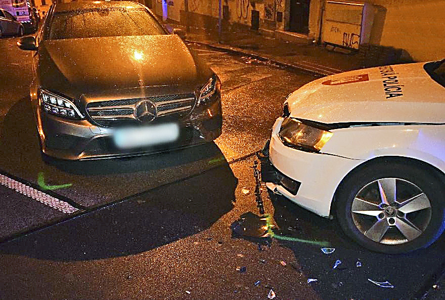 Mercedes, ktorým nabúrala do policajného auta
