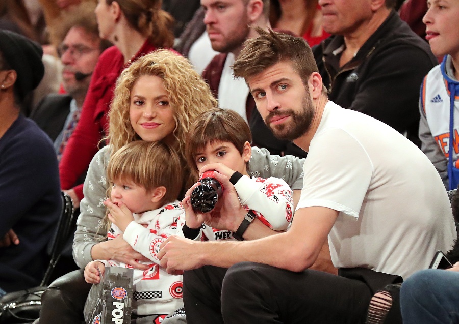 Speváčka Shakira a futbalista Gerard Piqué so synmi