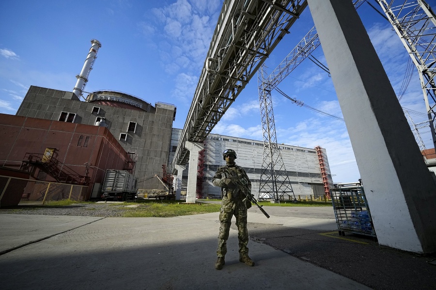 Ruský vojak hliadkuje v priestoroch Záporožskej atómovej elektrárne (archívne foto).