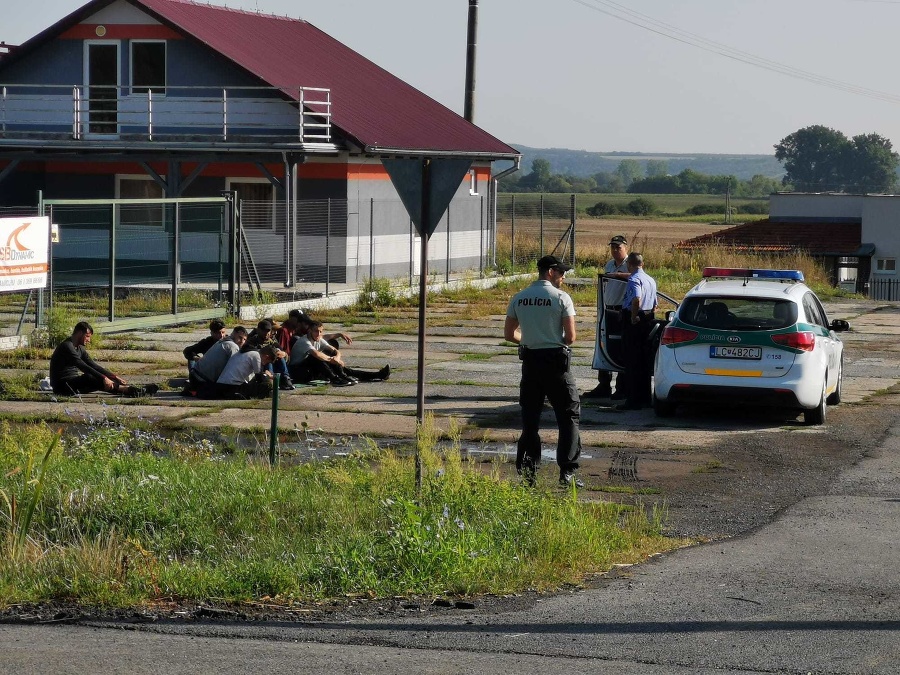 Muž v aute prevážal deväť cudzincov, policajtom napriek výstrelom ušiel.