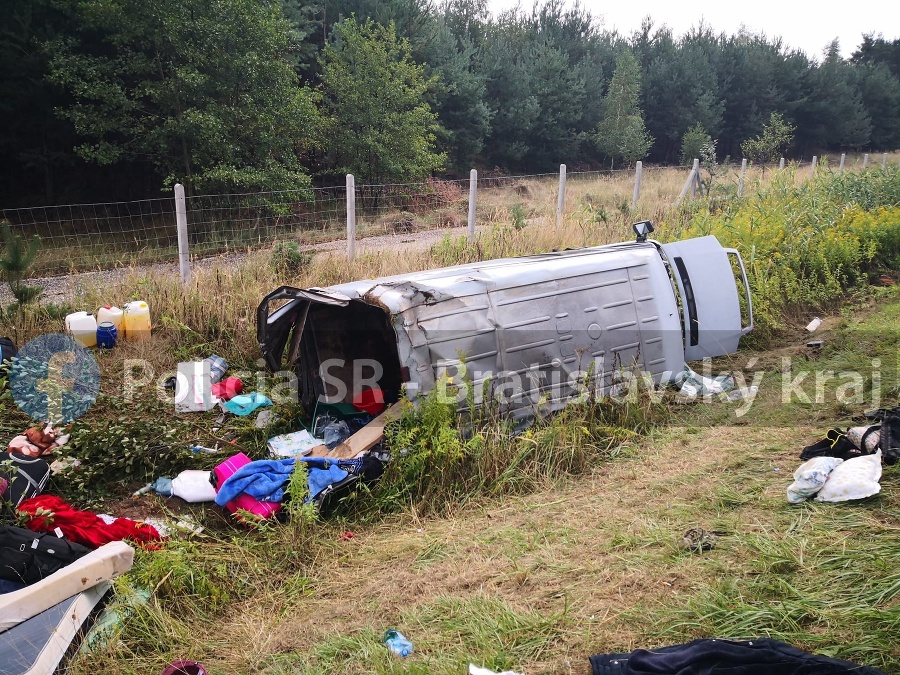 Premávku na D2 v smere do ČR usmerňuje polícia, došlo k vážnej nehode.
