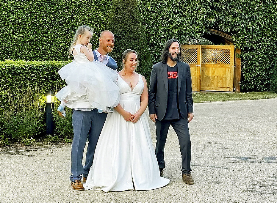 Keanu (vpravo) sa so šťastným britským párom vyfotil.