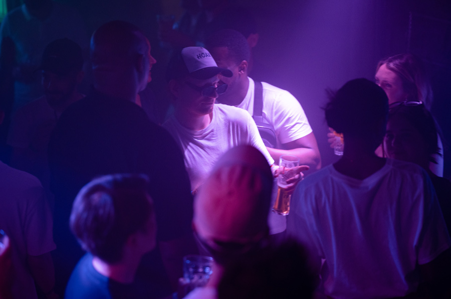 Ed Sheeran sa zabával v jednom z klubov vo Varšave. 