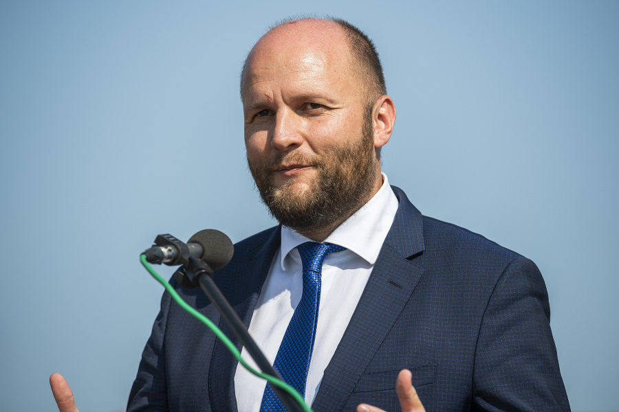 Na snímke minister obrany