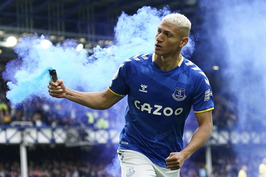 Brazílsky útočník Richarlison v minulosti dokonca oslávil rozhodujúci gól s dymovnicou v ruke.
