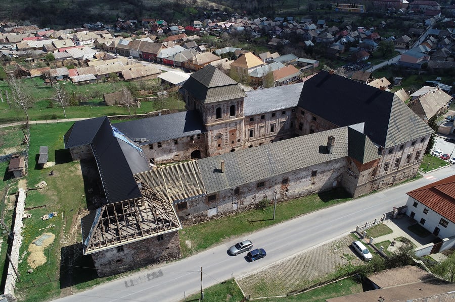 Coburgovský kaštieľ dlhé roky len chátral, postupne ho však začali zveľaďovať