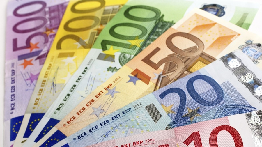 Euro kleslo pod hranicu