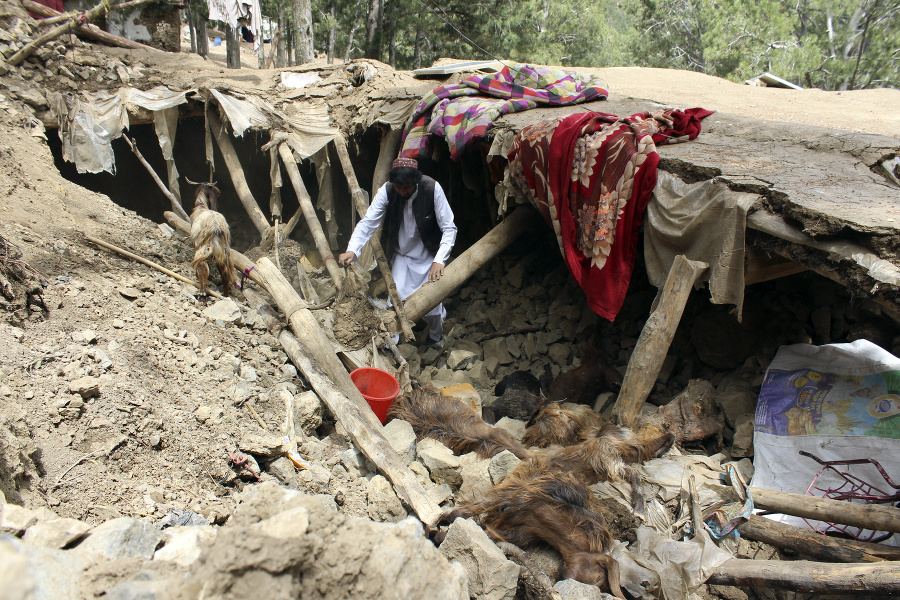 Afganský dedinčan zbiera veci