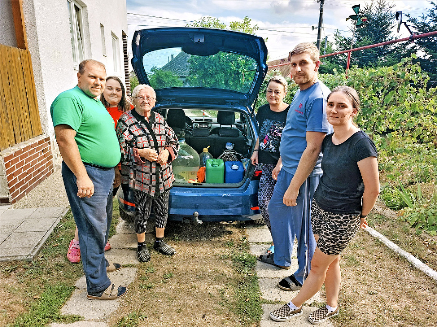 Stanislav (vľavo, 46), jeho dcéra Barborka (12), mama Anna (80), manželka Jana (47), synovec Erik (26) a Lea (20) sú odkázaní na dovoz vody z okolia.