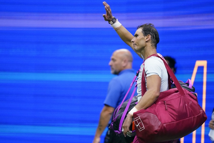 Španielsky tenista Rafael Nadal sa lúči s divákmi na US Open.
