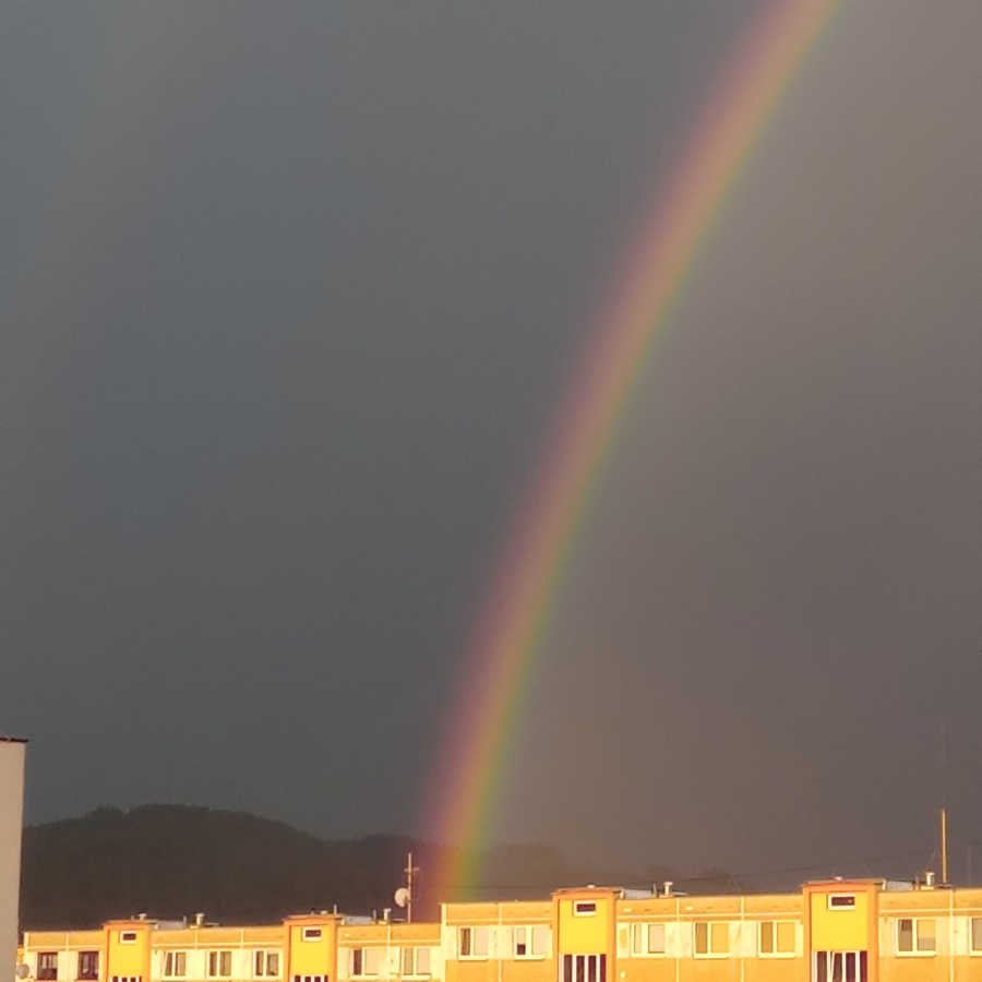 Ranná dúha v Poprade, ktorú pani Jarmila zbadala cez okno.