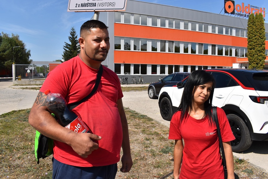 Zamestnanci Oldrati Ivan Grajcar (35) a Miroslava Bučková (24) sa boja o prácu.