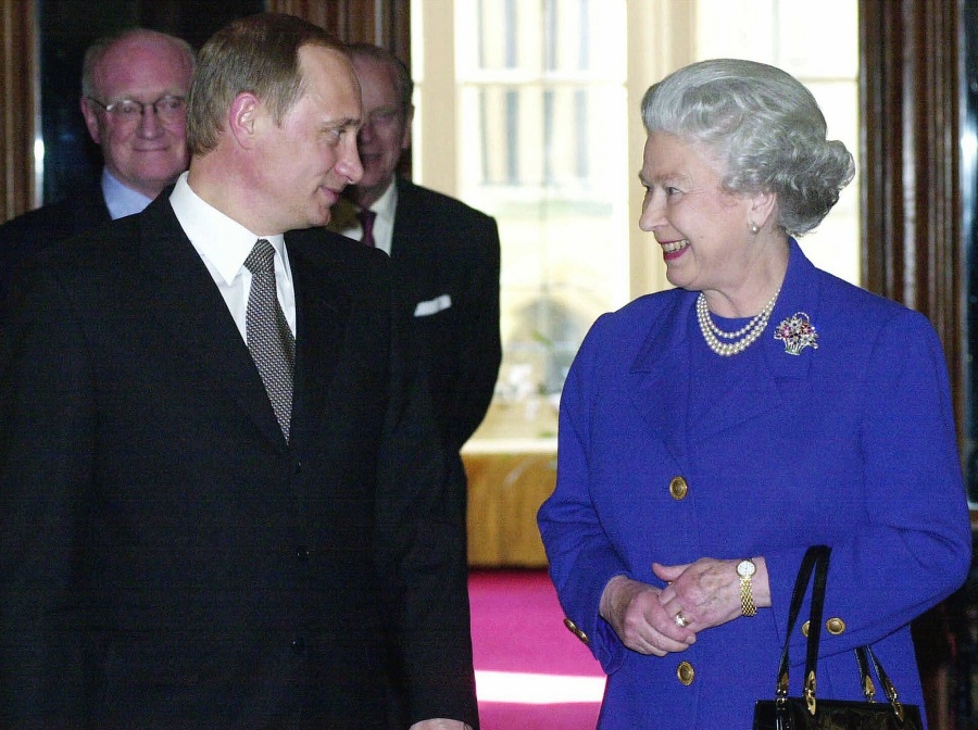 Kráľovná Alžbeta II. s ruským prezidentom Vladimirom Putinom na archívnej fotke z apríla 2000.