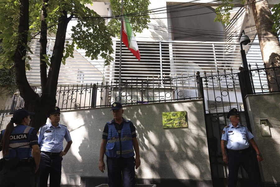 Polícia po vyhostení diplomatov