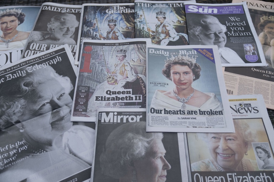 Titulné stránky britských novín deň po úmrtí kráľovnej (†96).