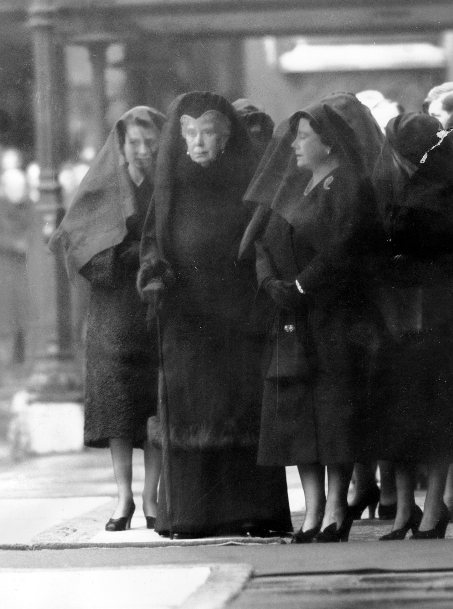 Alžbeta (vľavo) počas pohrebu