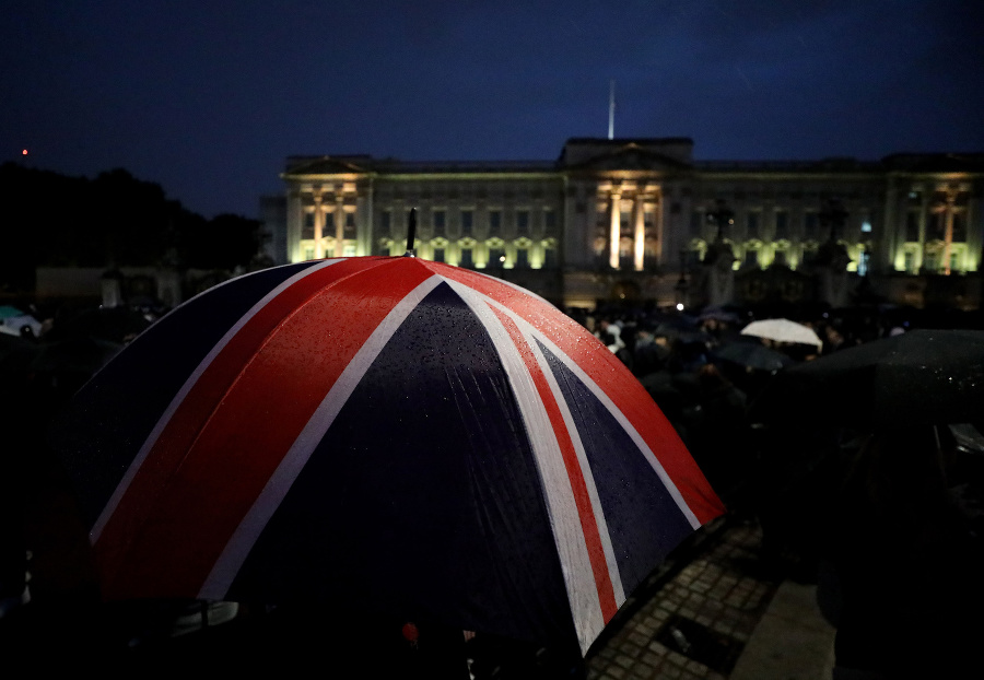 Pred Buckinghamským palácom smútil