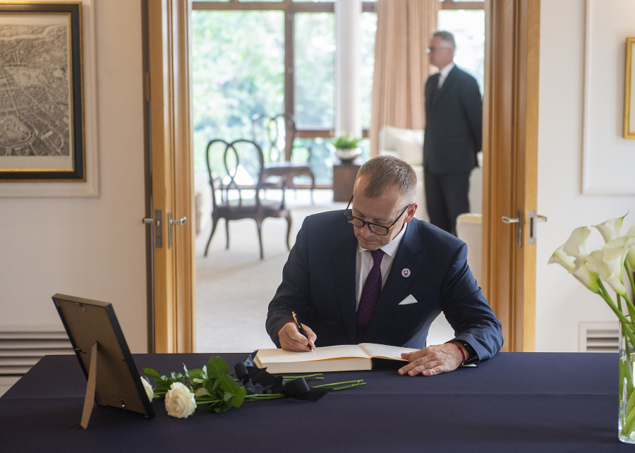 Najvyšší ústavní činitelia si uctili Alžbetu II. podpisom do kondolenčnej knihy. Na snímke Boris Kollár.