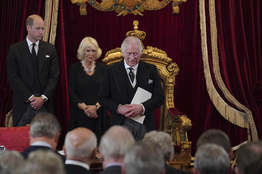 Sprava kráľ Charles III, Camilla, a princ William počas prístupovej rady v Paláca svätého Jakuba.
