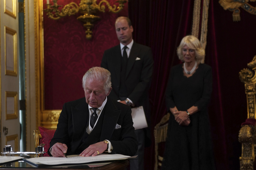 Kráľ Karol III. podpisuje počas Prístupovej rady prísahu, že bude zachovávať bezpečnosť cirkvi v Škótsku.