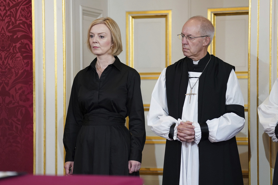 Britská premiérka Liz Trussová a arcibiskup z Canterbury Justin Welby počas ceremoniálu.