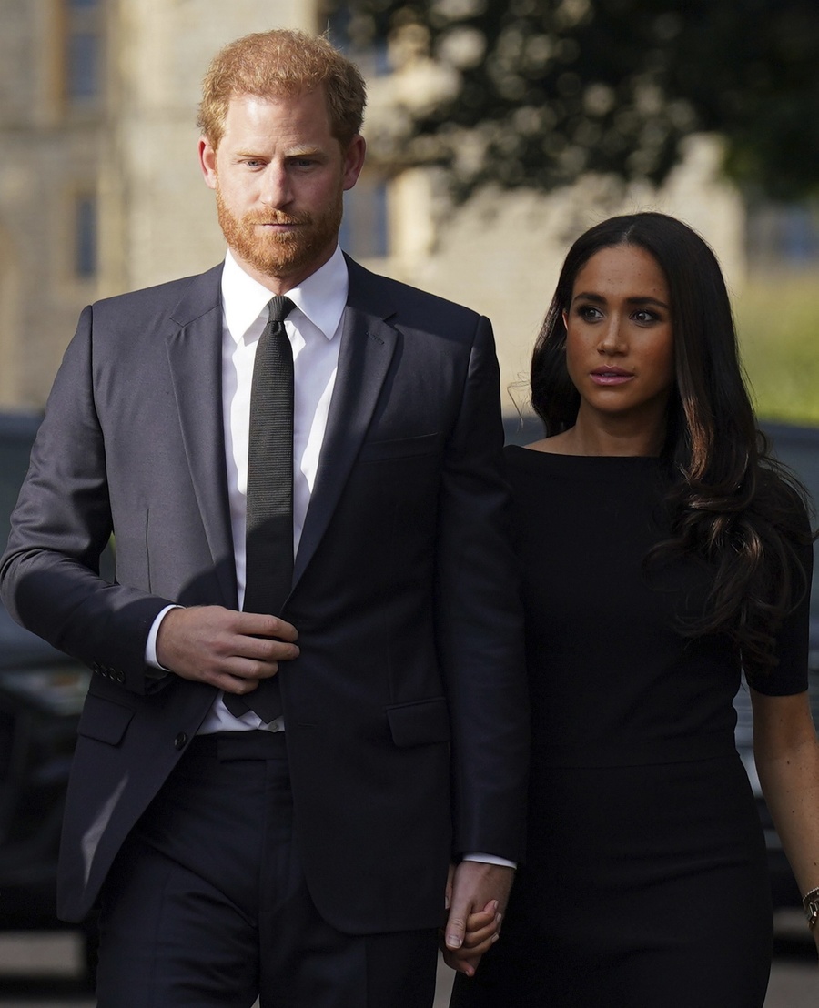 Vojvodkyňa Meghan a princ Harry vzdali hold zosnulej kráľovnej († 96).