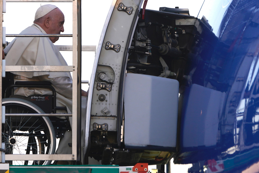 Pápež bol na vozíčku.