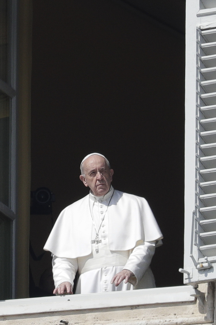 Pápež František v okne