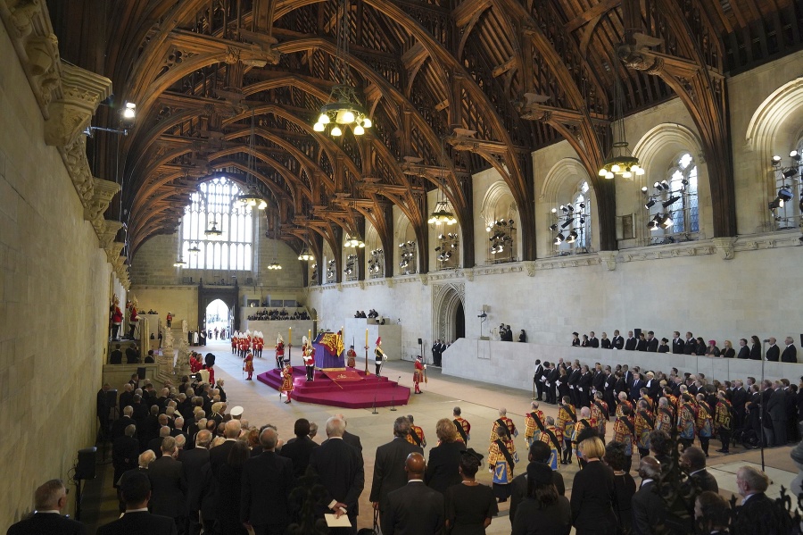 Rakva s telesnými pozostatkami zosnulej britskej kráľovnej Alžbety II. na katafalku je umiestnená vo Westminster Hall.