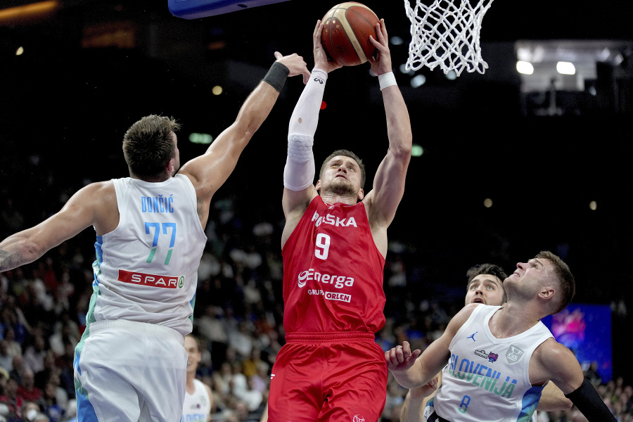 Poľský basketbalista Mateusz Ponitka