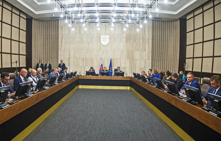 Členovia Hegerovho kabinetu omylom dostali stovky eur.
