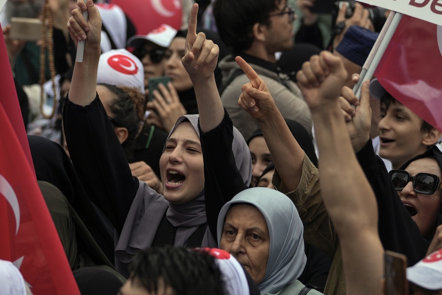 Tureckí demonštranti s tureckými