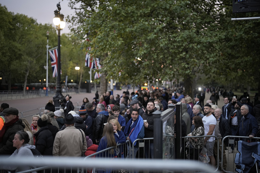 Ľudia čakajú na prístup do ulice The Mall, aby mohli sledovať pohrebný sprievod kráľovnej Alžbety II.