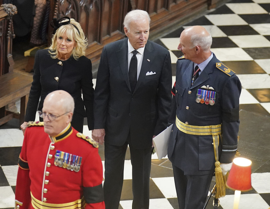 Americký prezident Joe Biden (druhý vpravo) a prvá dáma Spojených štátov Jill Bidenová prichádzajú na štátny pohreb britskej kráľovnej Alžbety II.