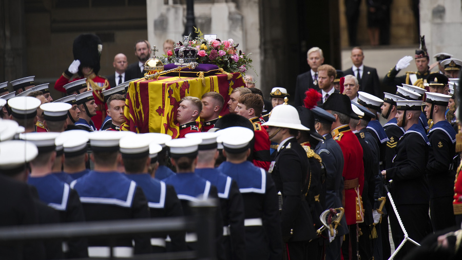 Rakvu s pozostatkami britskej kráľovnej Alžbety II. prevážajú z Westminsterskej sály do Westminsterského opátstva v pondelok 19. septembra 2022.