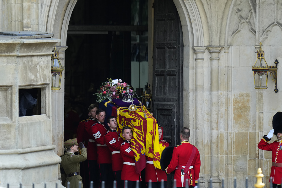 Po pohrebnom obrade v centre Londýna vynášajú z Westminsterského opátstva rakvu kráľovnej Alžbety II.