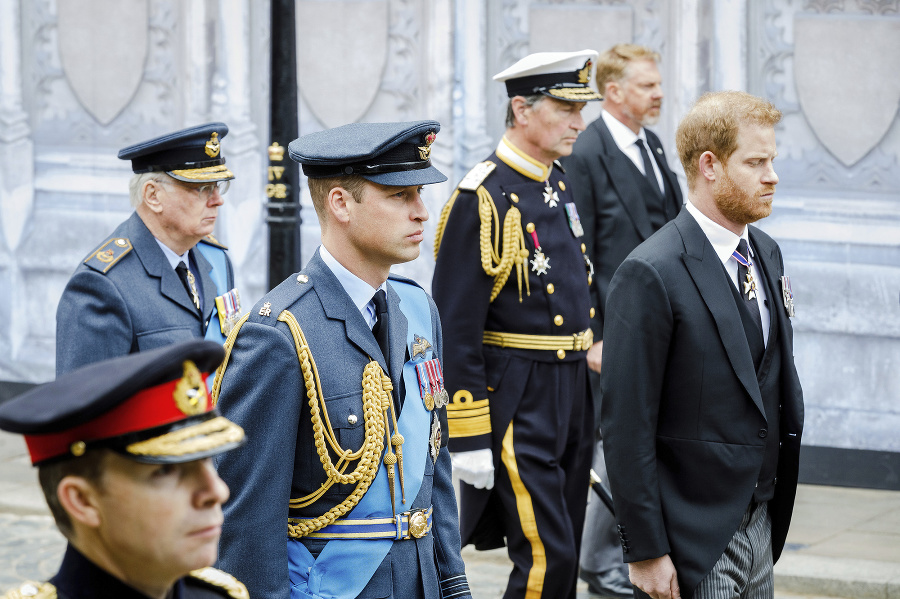 Vojvoda z Gloucesteru, princ William a princ Harry počas štátneho pohrebu kráľovnej Alžbety II.