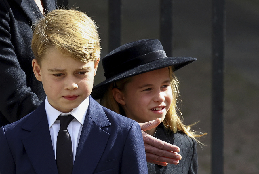 Britský princ George a princezná Charlotte kráčajú po skončení štátneho pohrebu zosnulej britskej kráľovnej Alžbety II.