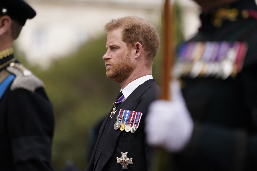 Princ Harry kráča za rakvou kráľovnej Alžbety II., ktorú ťahajú okolo Buckinghamského paláca po jej pohrebe vo Westminsterskom opátstve.