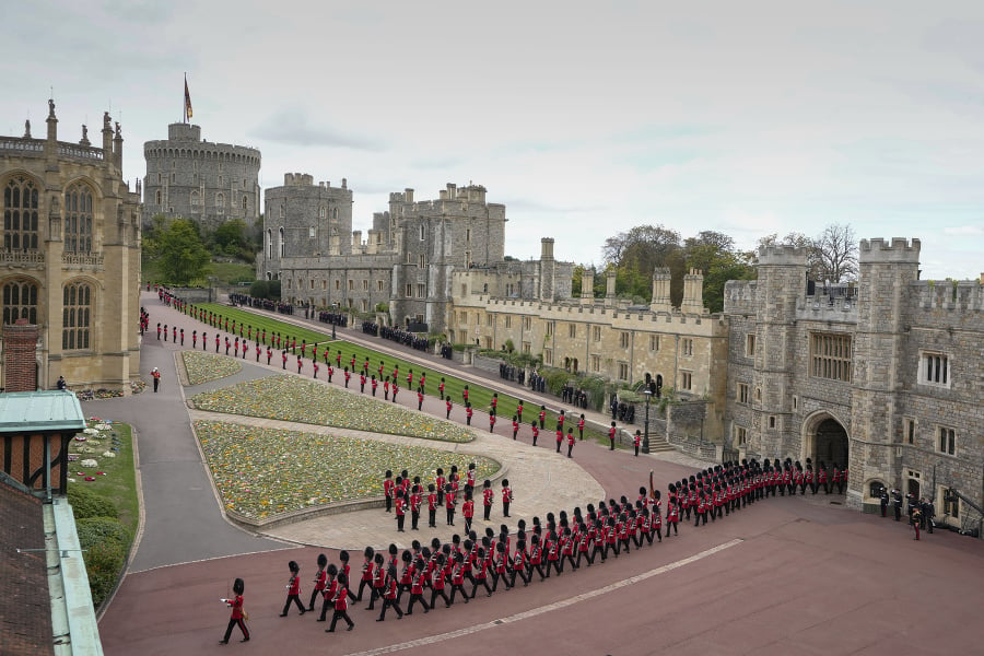 Stráže Royal Grenadier pochodujú do areálu hradu Windsor a očakávajú na príchod sprievodu s rakvou kráľovnej Alžbety II.
