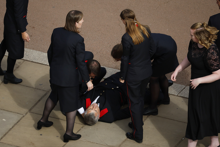 Zamestnanec domácnosti Buckinghamského paláca skolaboval pred palácom po tom, čo vzdal úctu počas štátneho pohrebu kráľovnej Alžbety II.