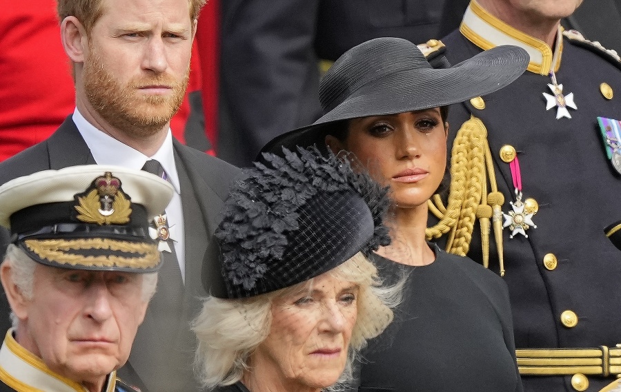 Kráľ Karol III., kráľovná manželka Camilla, princ Harry a  Meghan, vojvodkyňa zo Sussexu, sledujú štátny pohreb Alžbety II.