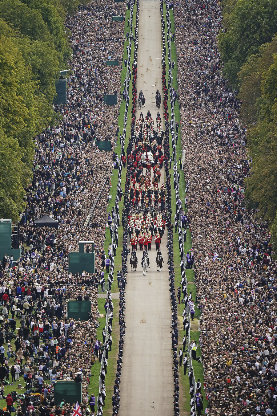 Slávnostný sprievod rakvy kráľovnej Alžbety II. putuje po ulici Long Walk na hrad Windsor.