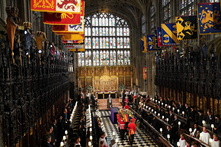 Nosiči nesú rakvu britskej kráľovnej Alžbety II. do kaplnky svätého Juraja na slávnostnú bohoslužbu na hrade Windsor.