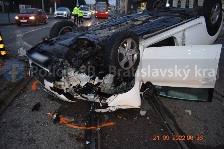 Vodič na nábreží v Bratislave narazil do stĺpa a skončil na streche v električkovom koľajisku. | Nový Čas Vodič na nábreží v