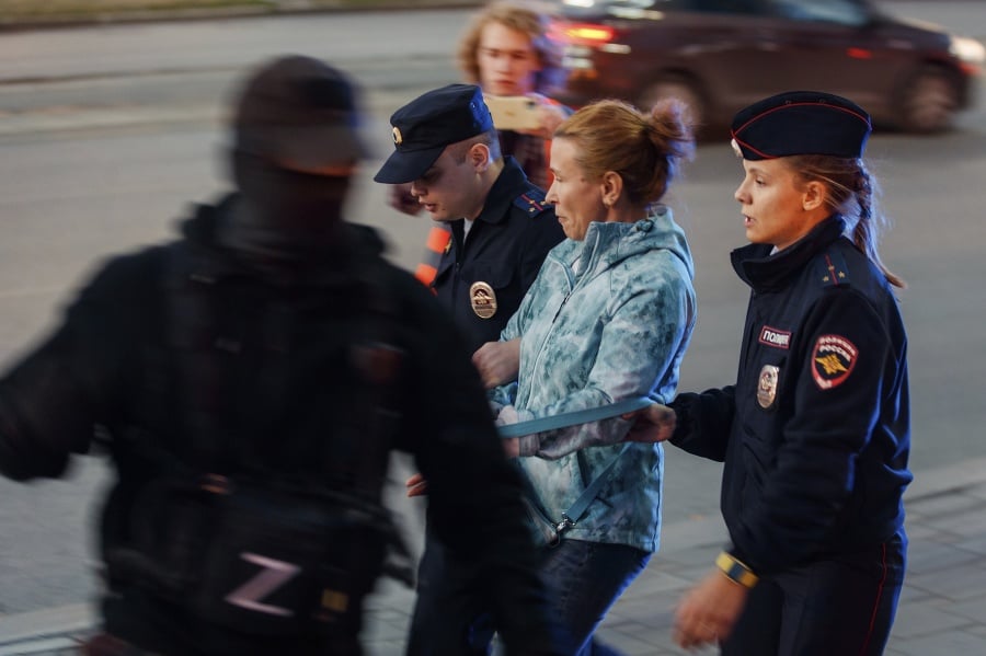 Policajti zatýkajú ženu počas