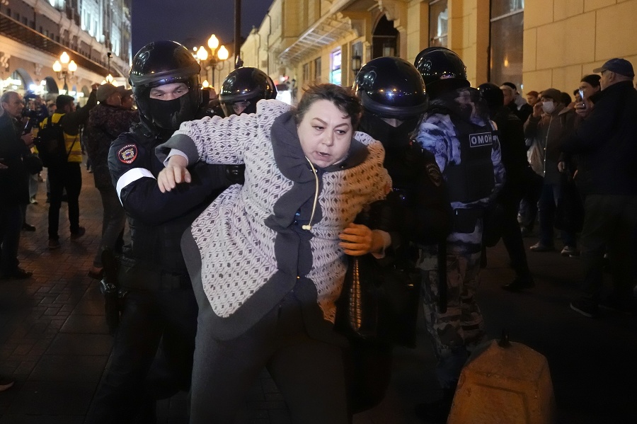 Policajti zatýkajú demonštrantov počas
