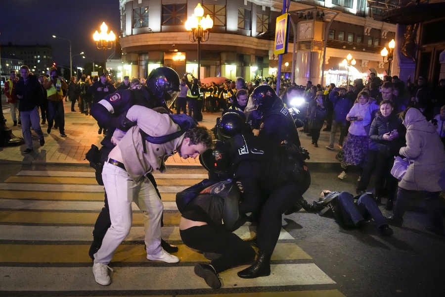 Policajti zatýkajú demonštrantov počas
